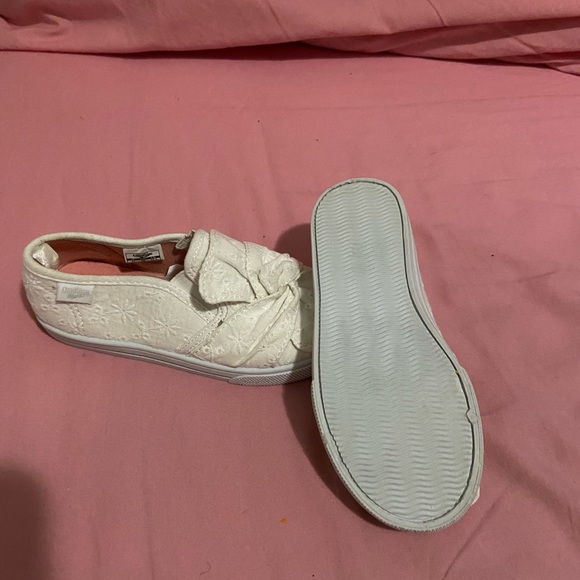 OshKosh Toddler Girls White Eyelet Sneaker Loafers, Size 11. Never Worn. - Picture 1 of 2